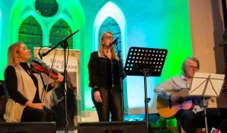 Colleen Savage performing