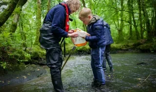 Moireen Taggart (H2O Heroes, DkIT) and Alex Geraghty, Munterconnaught, Co. Cavan, exploring freshwater biodiversity through hands-on citizen science and river monitoring