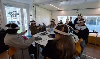 Exploring Virtual Reality in the Mobile Digital Lab