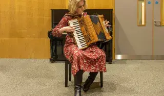 Dr Adèle Commins