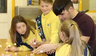 Fourth Year student Cormac Daly working with Naomh Bhuite Brownies on their STEM Engineering challenges